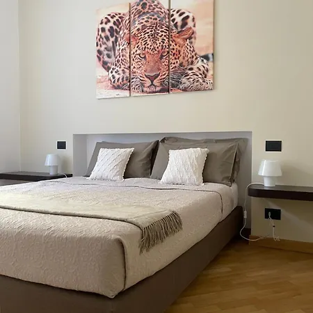 Charming Como - Apartment Downtown In The Pedestrian Area With 2 Double Bedrooms And 2 Complete Bathrooms A Spacious Living Room And Full Equipped Kitchen Esterno foto